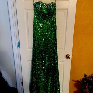 Beautiful emerald green prom/evening gown.